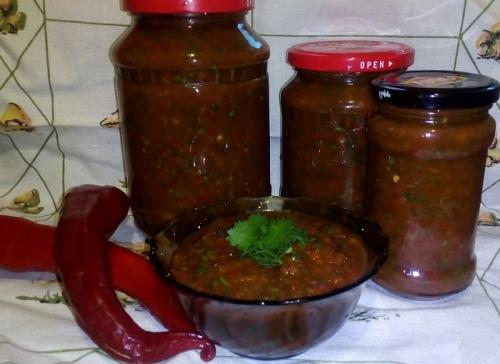 Аджика из болгарского перца с томатной пастой.
