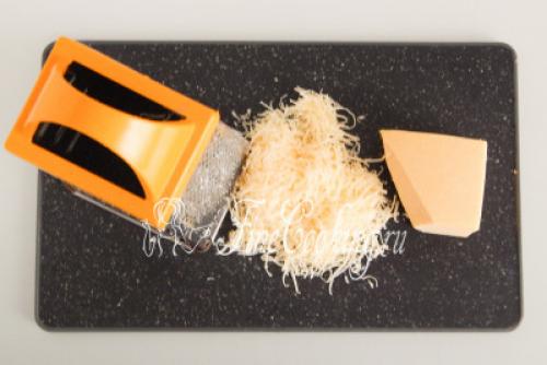 Салаты с помидорами и сыром. Салат с помидорами, сыром и яйцами