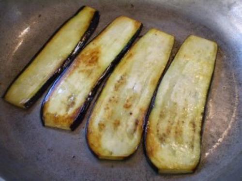Рулетики из баклажанов с морковью. Рулетики из баклажанов с морковкой и чесноком
