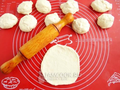 Дрожжевые лепешки с луком. Лепёшки с луком на сковороде