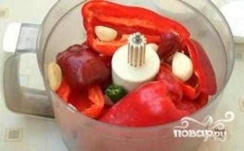 Аджика с чесноком и красным перцем. Аджика из перца и чеснока