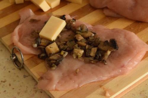Куриный рулет с грибами