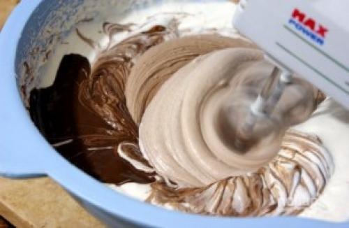 Шоколадный муссовый торт с зеркальной глазурью