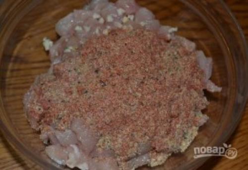 Мраморный рулет куриный. "Мраморный рулет" (мясная нарезка из курицы)