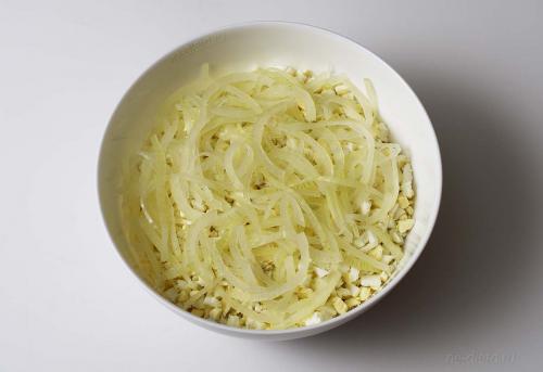 Салат кальмары с яйцом. Как приготовить салат с кальмарами и яйцом — рецепт самого вкусного и простого салата из кальмаров с пошаговыми фото