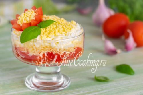 Салаты с помидорами и сыром. Салат с помидорами, сыром и яйцами