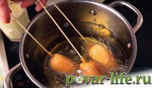 Сосиска в тесте жареная на палочке. Жаренные сосиски в кляре на палочке