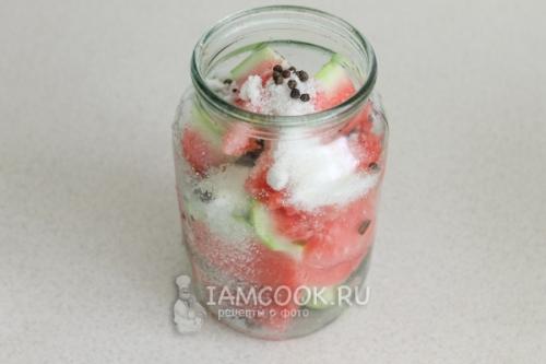 Арбузы маринованные в банках с уксусом. Маринованные арбузы в банках на зиму (с уксусом)