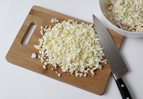 Салат кальмары с яйцом. Как приготовить салат с кальмарами и яйцом — рецепт самого вкусного и простого салата из кальмаров с пошаговыми фото