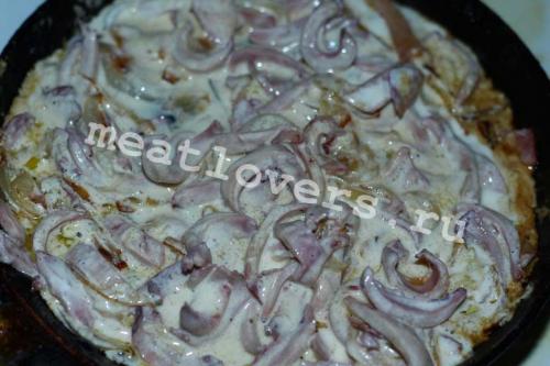 Как приготовить кальмары в сметане. Кальмары жареные с луком в сметане