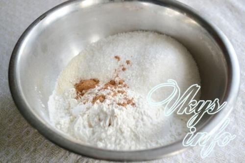 Сухой яблочный пирог с манкой