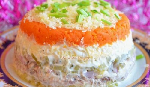 Салат с рыбой и солеными огурчиками.