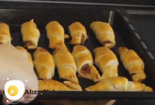 Рогалики из слоеного теста с конфетами. Рецепт рогаликов из слоеного теста с повидлом