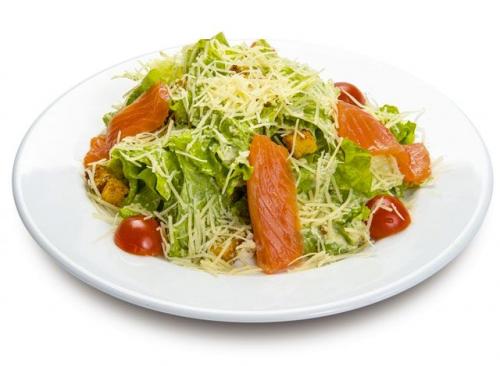 Салат Цезарь с рыбой. Салат Цезарь с красной рыбой