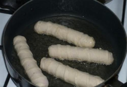 Жареные сосиски в тесте на сковороде. Сосиски в тесте на сковороде
