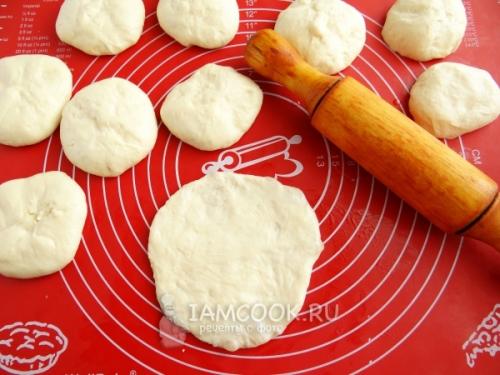 Дрожжевые лепешки с луком. Лепёшки с луком на сковороде