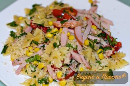 Салат с бабочками макаронами. Итальянский теплый салат с макаронами и ветчиной