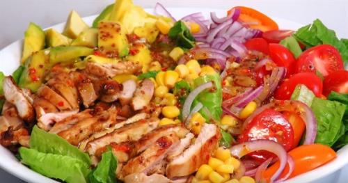 Новогодние салаты 2019. Салат-новинка для встречи 2019 года с курицей и авокадо