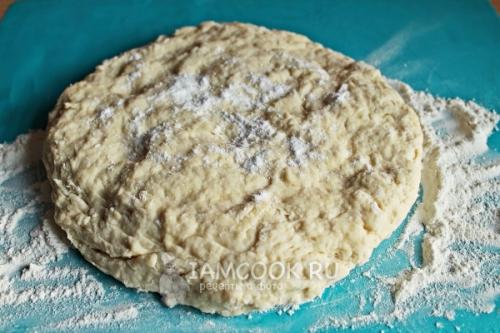 Жареные сосиски в тесте на сковороде без дрожжей.