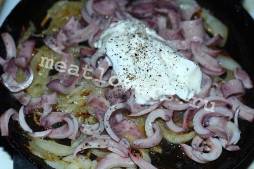 Как приготовить кальмары в сметане. Кальмары жареные с луком в сметане