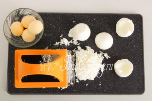 Салаты с помидорами и сыром. Салат с помидорами, сыром и яйцами