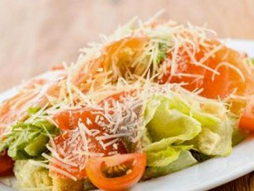 Салат Цезарь с рыбой. Салат Цезарь с красной рыбой