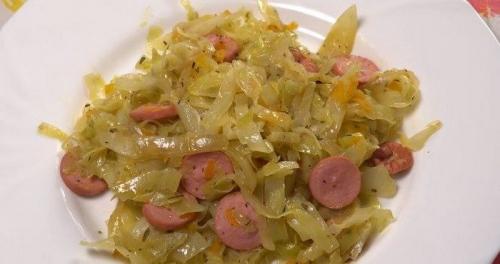 Рецепт тушеной квашеной капусты с сосисками. Несколько слов о посуде для приготовления