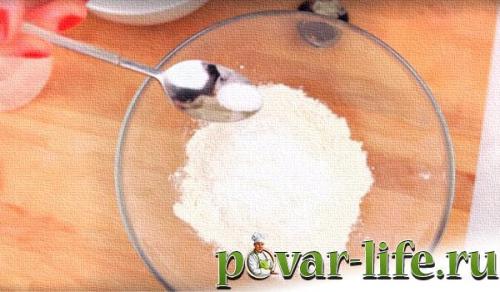 Сосиска в тесте жареная на палочке. Жаренные сосиски в кляре на палочке