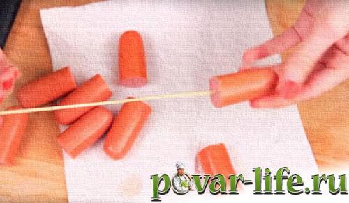 Сосиска в тесте жареная на палочке. Жаренные сосиски в кляре на палочке