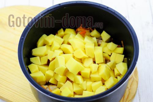 Картошка в мультиварке с мясом. Картошка с мясом в мультиварке по-домашнему.