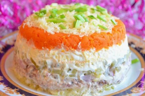 Салат с рыбой и солеными огурчиками.