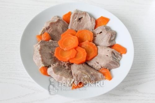 Язык в желе в бутылке. Язык в желе