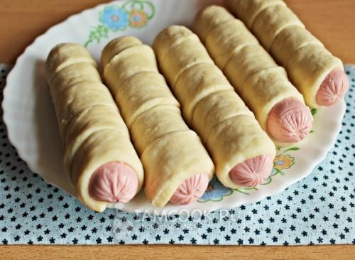 Жареные сосиски в тесте на сковороде без дрожжей.