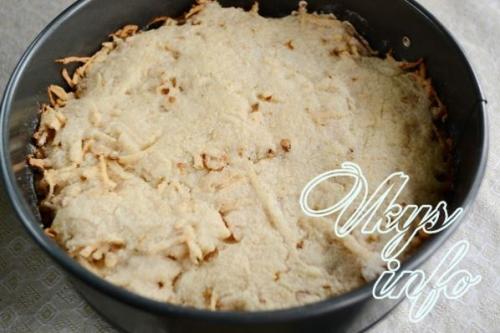 Сухой яблочный пирог с манкой