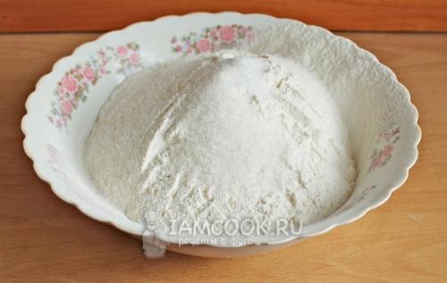 Жареные сосиски в тесте на сковороде без дрожжей.