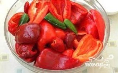 Аджика с чесноком и красным перцем. Аджика из перца и чеснока