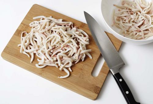 Салат кальмары с яйцом. Как приготовить салат с кальмарами и яйцом — рецепт самого вкусного и простого салата из кальмаров с пошаговыми фото