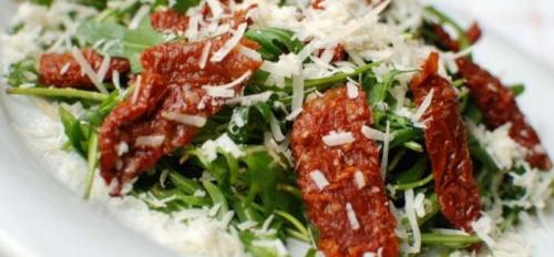Салат с вялеными помидорами. Диетический салат с вялеными помидорами и с рукколой