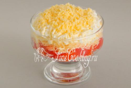 Салаты с помидорами и сыром. Салат с помидорами, сыром и яйцами