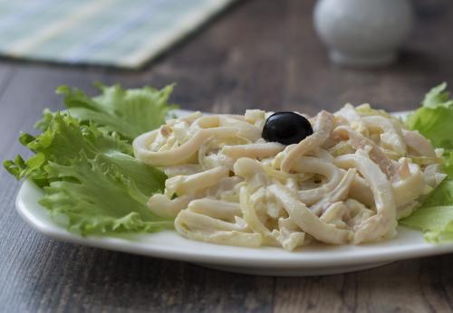 Салат кальмары с яйцом. Как приготовить салат с кальмарами и яйцом — рецепт самого вкусного и простого салата из кальмаров с пошаговыми фото