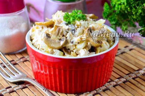 Сытый Кум салат. Салат "Сытый кум" с курицей и грибами
