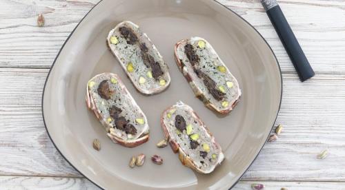 Террин из курицы с черносливом и фисташками