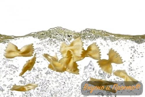 Салат с бабочками макаронами. Итальянский теплый салат с макаронами и ветчиной