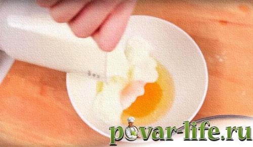 Сосиска в тесте жареная на палочке. Жаренные сосиски в кляре на палочке