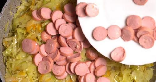 Рецепт тушеной квашеной капусты с сосисками. Несколько слов о посуде для приготовления