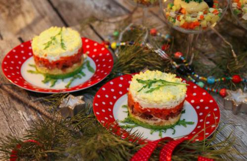 Замечательные салаты на новый год. Бесподобный салат к Новому 2019 году, который сметут за праздничным столом первым