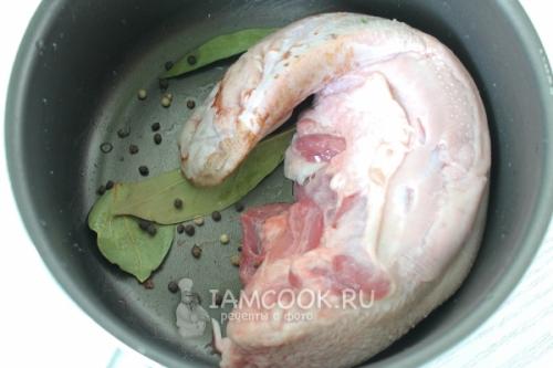 Язык в желе в бутылке. Язык в желе