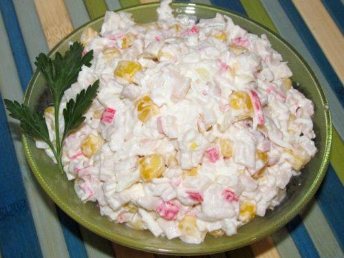 Салат из кальмаров новогодний. Салат из кальмаров и крабовыми палочками