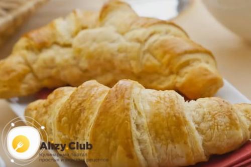 Рогалики из слоеного теста с конфетами. Рецепт рогаликов из слоеного теста с повидлом