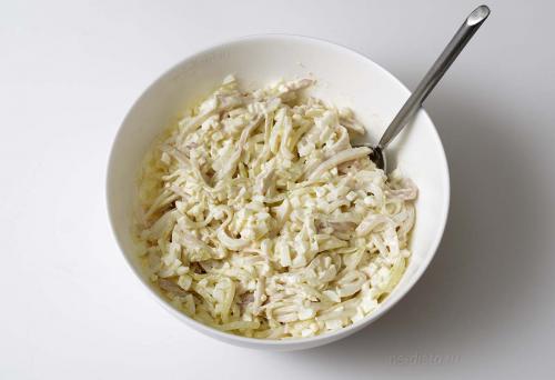 Салат кальмары с яйцом. Как приготовить салат с кальмарами и яйцом — рецепт самого вкусного и простого салата из кальмаров с пошаговыми фото